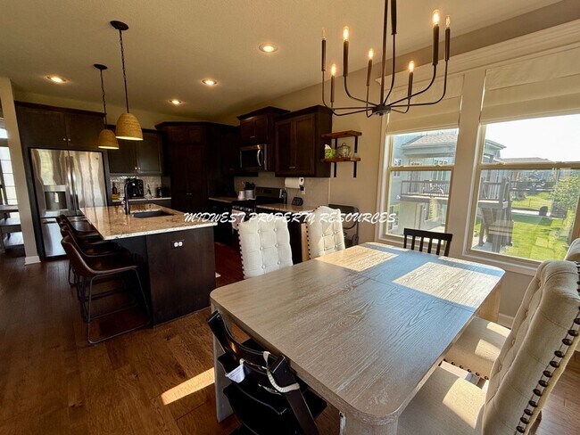 Foto del edificio - Stunning 4 Bedroom Reverse 1.5 Story Home ...