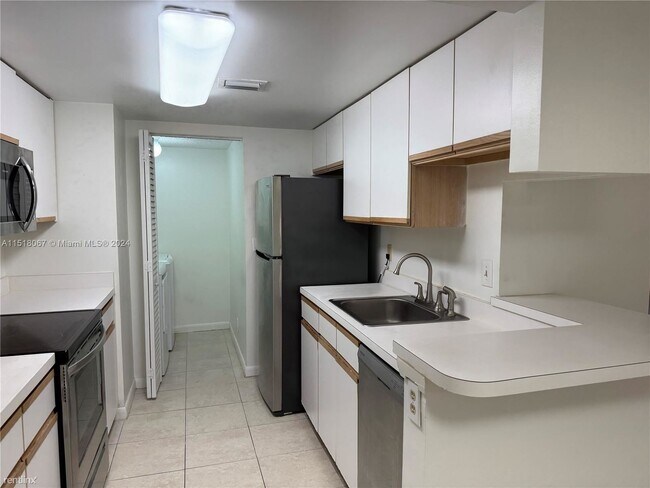 Building Photo - 2 br, 2 bath House - 9811 Westview Dr Apt 913