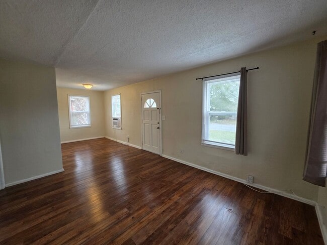 Building Photo - 3BR/1BA home with screened patio