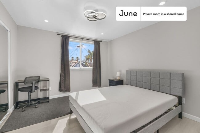 Building Photo - Room in Shared 5 bed/5 bath home in Boyle Heights