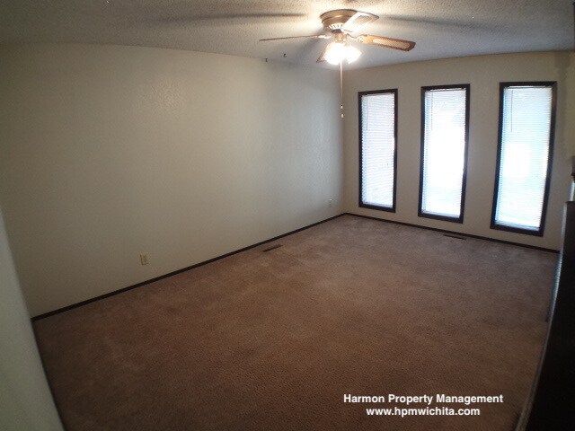 Building Photo - Large 3 Bed 2 Bath Duplex Located Near 13t...