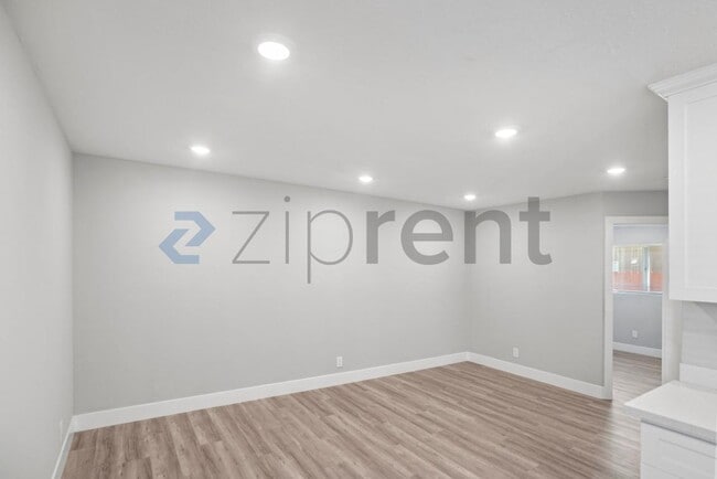 Building Photo - 26910 Manon Ave