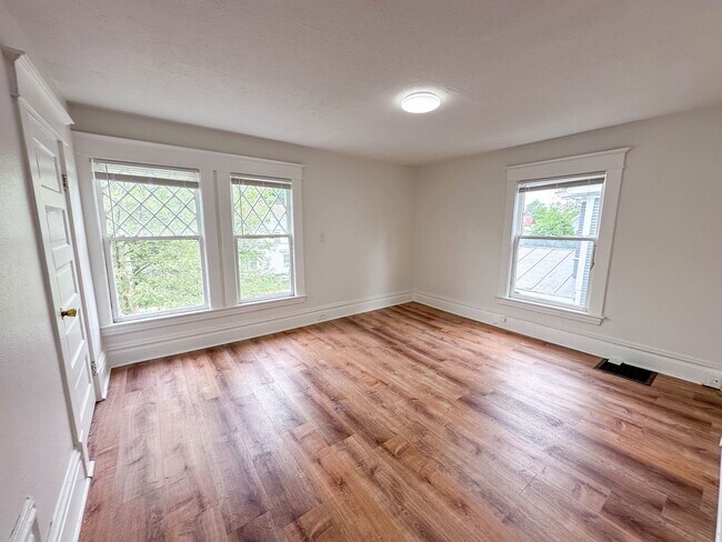Foto del edificio - 806 Kalamazoo Ave SE