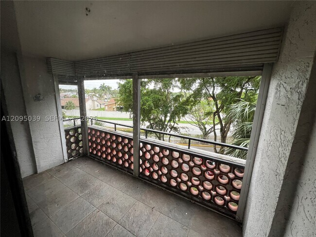 Foto del edificio - 4222 Inverrary Dr