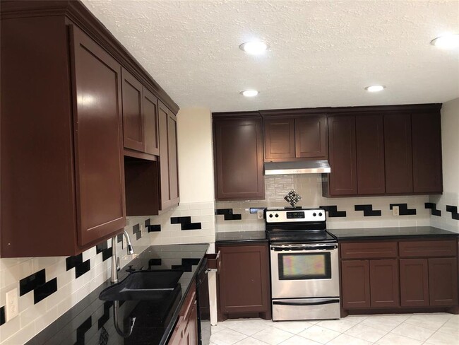 Building Photo - 3638 Fiddlers Green Dr