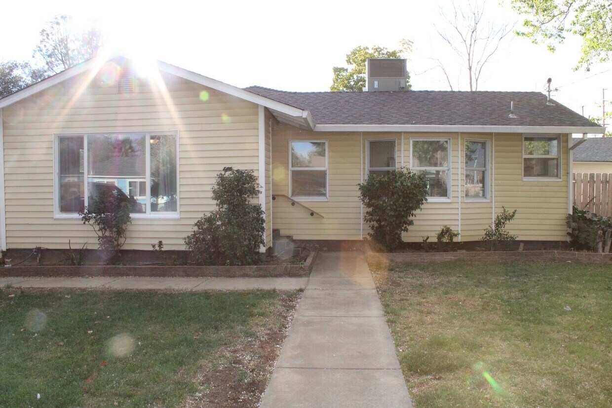 Primary Photo - 2 bedroom 1 bathroom house with additional...