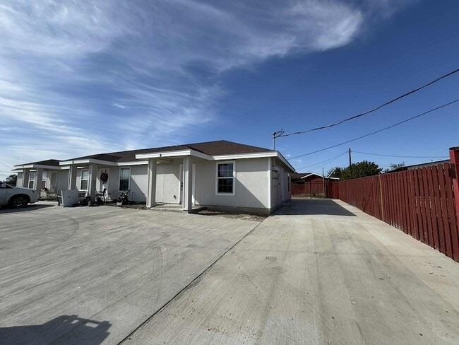 Building Photo - 423 Fresno St