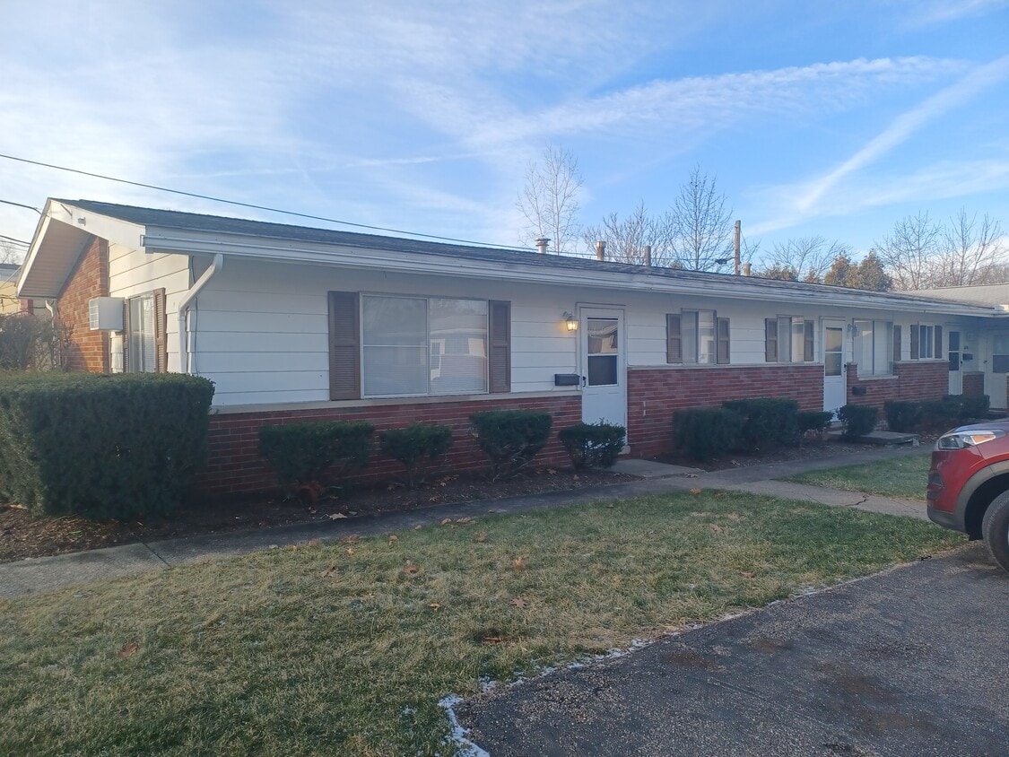 Primary Photo - 464 Treeside Dr