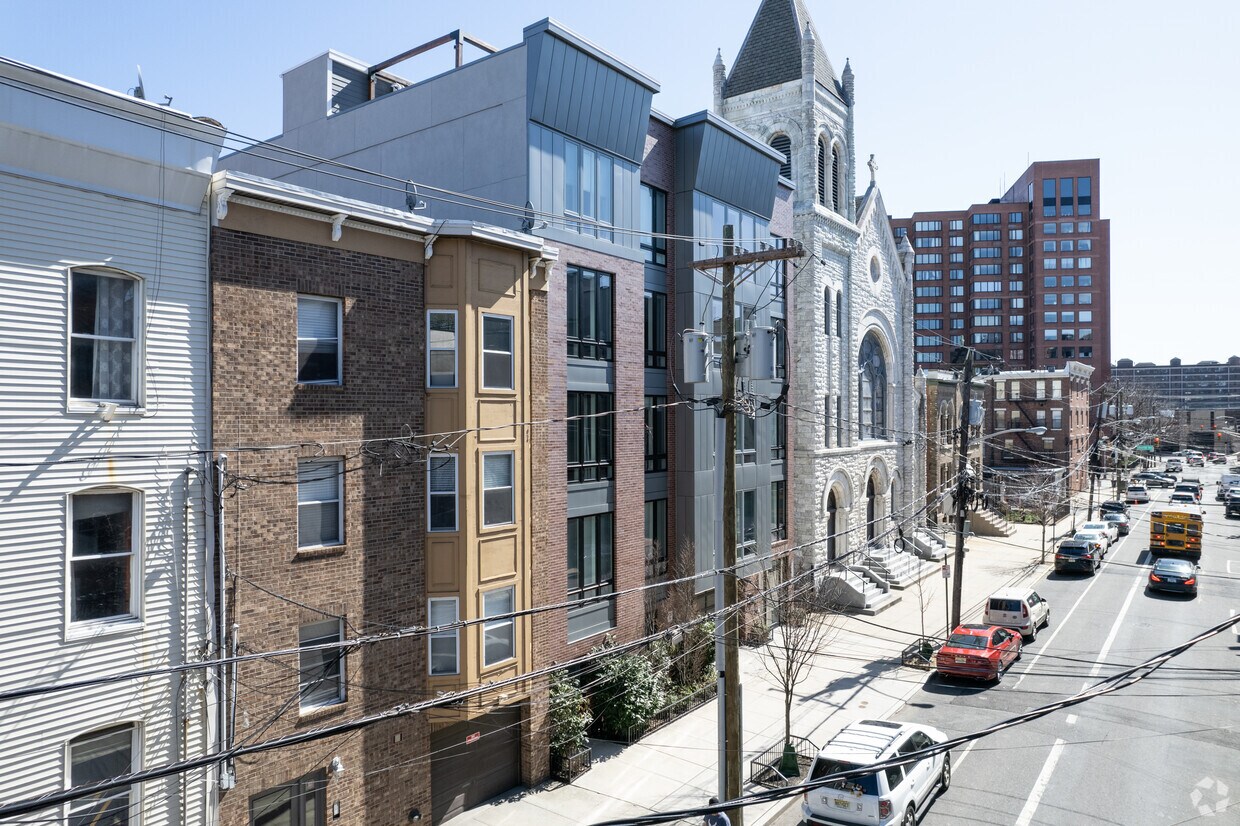 Building Photo - 71-73 Monroe St