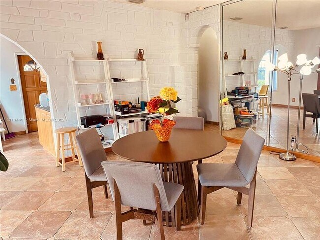 Foto del edificio - 912 NE 7th St