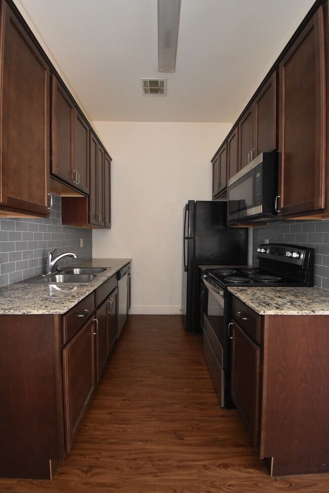Building Photo - Hidden Oaks Apartments