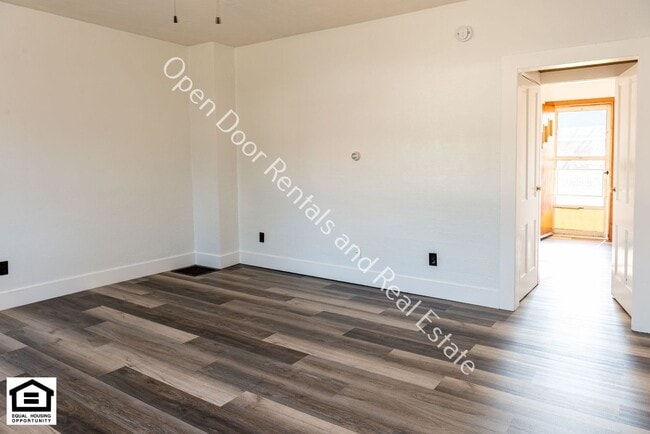 Building Photo - 1320 S Van Buren St