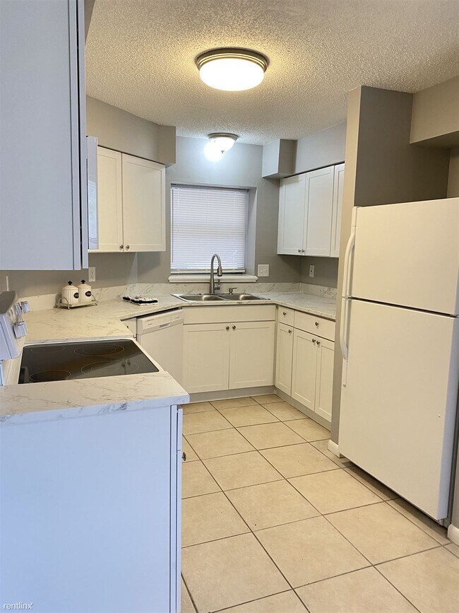 Foto del edificio - 3 br, 2 bath Duplex - 16A Brelyn Pl