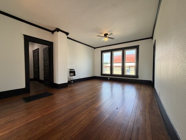 Building Photo - 401 E Twin Springs St