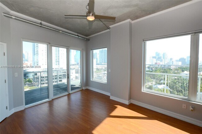 Foto del edificio - 10 SW South River Dr
