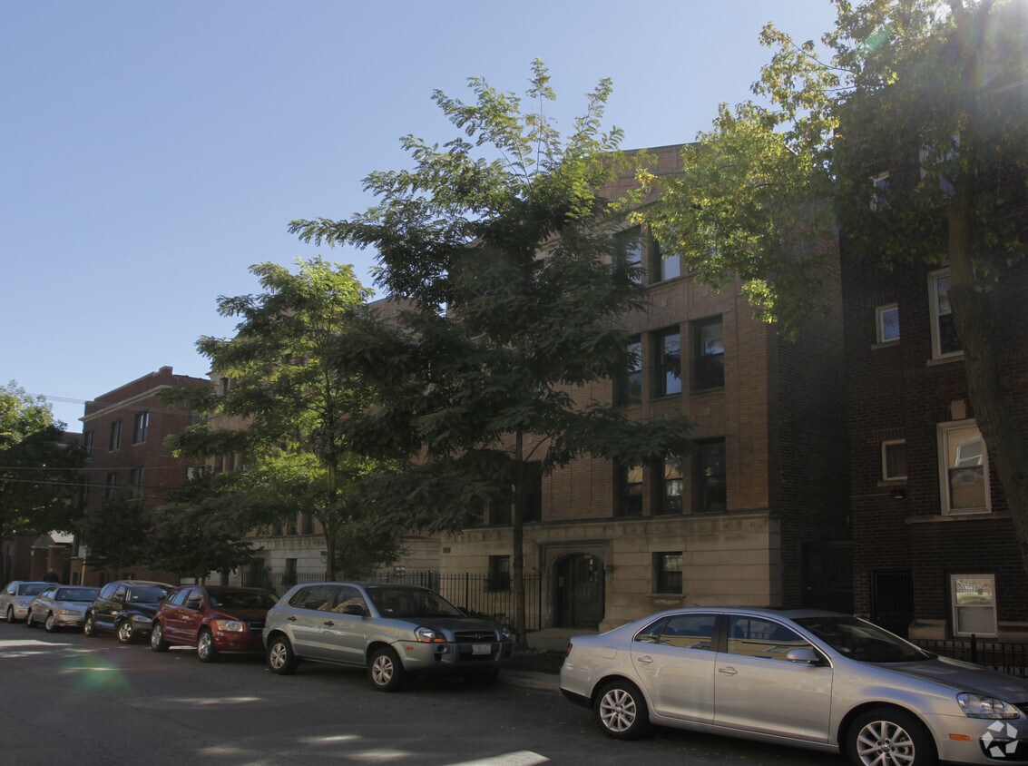 Building Photo - 815-823 W Cornelia Ave