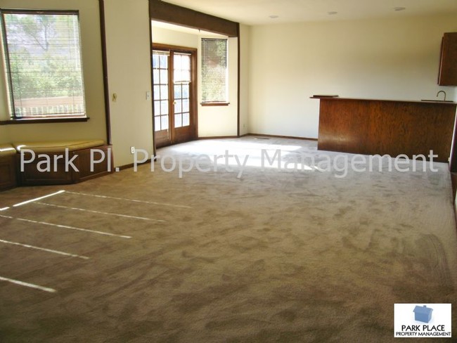 Building Photo - 15996 Grandview Ave