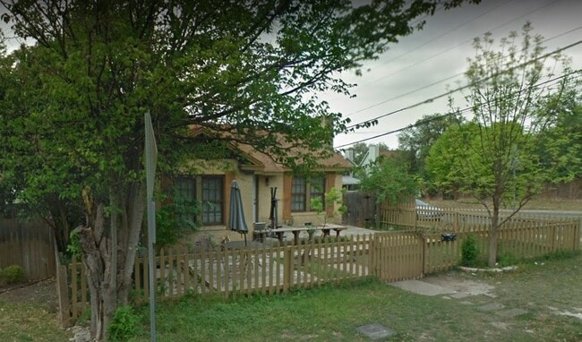 Foto del edificio - 2400 Forest Ave