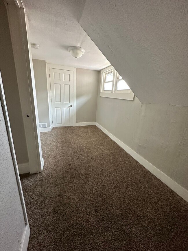 Foto del edificio - Multi Family Home 3 Bedroom and 1 Bath For Rent