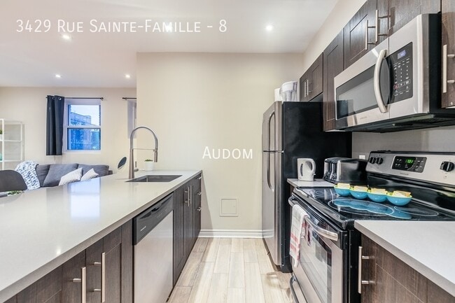 Building Photo - 3429 Rue Sainte-Famille