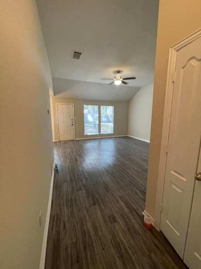 Building Photo - $400 OFF THE FIRST FULL RENT IF YOU ARE RE...