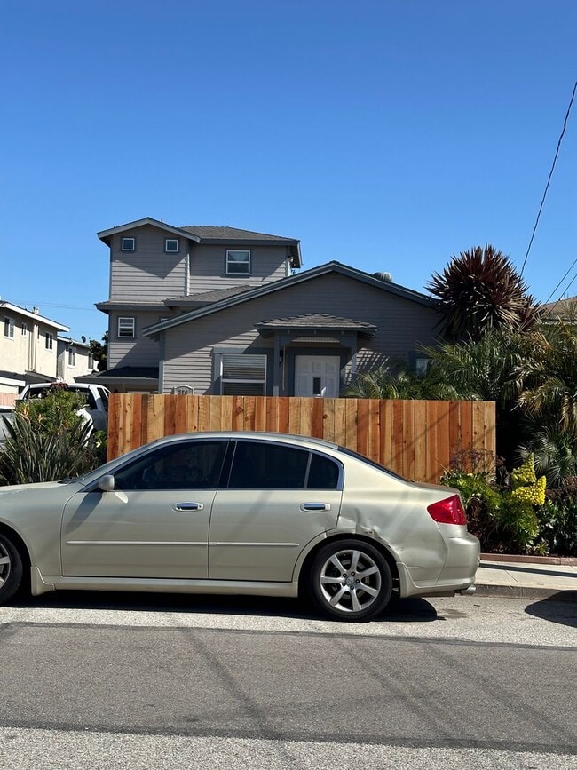 Building Photo - REMODELED Two Bedroom Ventura Home (ONE CA...