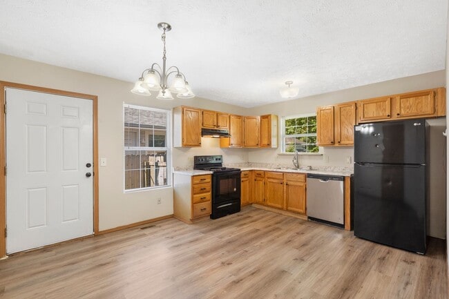 Building Photo - Updated 3 bed/1 bath home! With a 1 car ga...