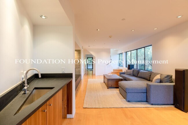 Foto del edificio - Rare Sausalito Gem! Modern and Spacious Gu...