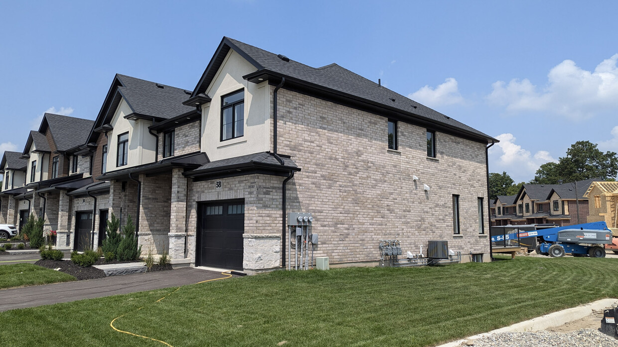 Primary Photo - Brand New Townhouse In Ingersoll