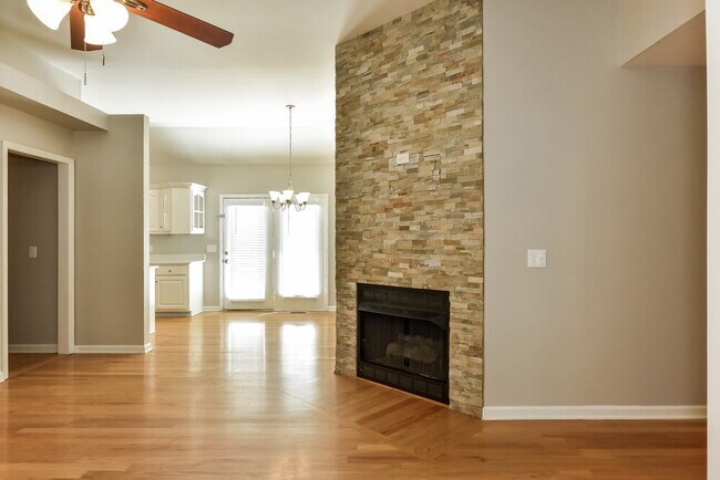 Building Photo - 812 Sunset Point