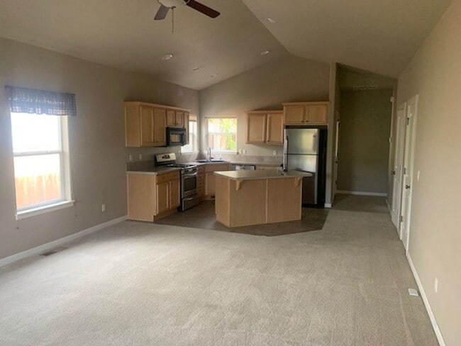 Building Photo - 3 Bed/2 Bath Single Level Home in NE Bend'...