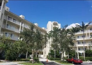 Building Photo - 3500 Oaks Clubhouse Dr
