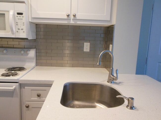 Foto del edificio - ONE BEDROOM ONE BATHROOM! WATERFRONT COMMUNITY!