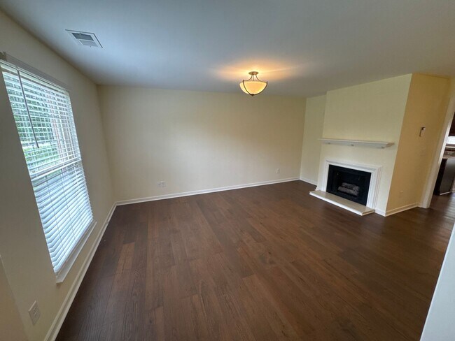 Foto del edificio - Spacious 3-Bedroom Townhome in the Heart o...