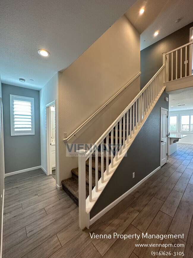 Foto del edificio - 1347 Larkspur Dr