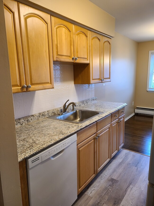 Kitchen - 35 Manchester Ct