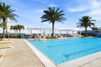 Building Photo - 220 Lake Shore Dr