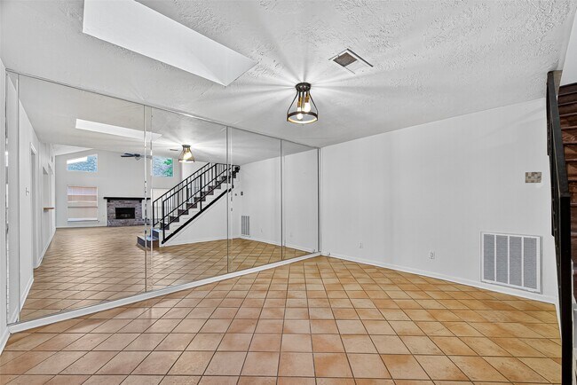 Foto del edificio - 812 Fleetwood Pl Dr