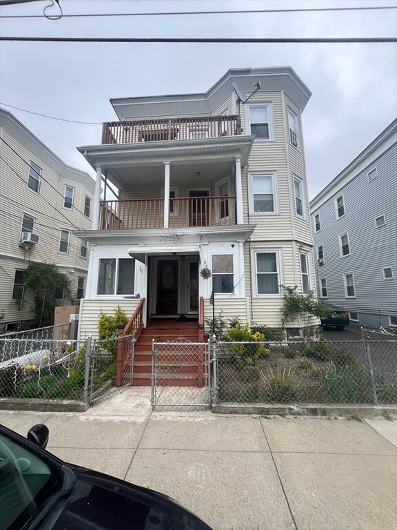 Primary Photo - 39 Montfern Ave