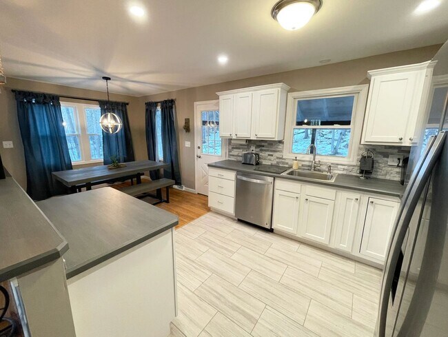 Foto del edificio - Large Fully Furnished Single Family! Tour ...