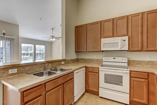 Kitchen - 575 Oakleaf Plantation Pkwy
