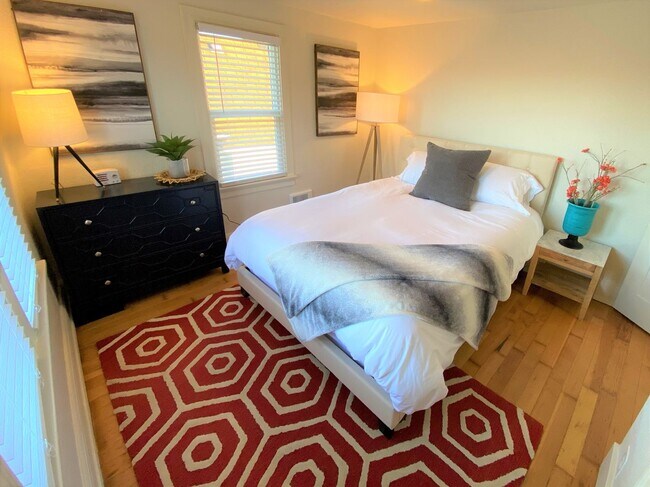 Building Photo - Central Tacoma 3 Bed 2 Bath 2 Story Home