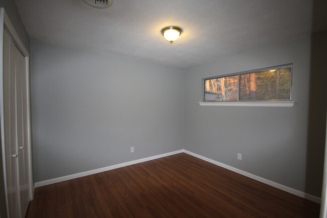 Building Photo - Move in Ready 2BR/1BA!