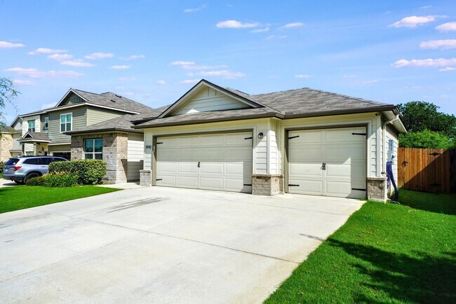 Foto del edificio - Stunning Home with 3-Car Garage in New Bra...