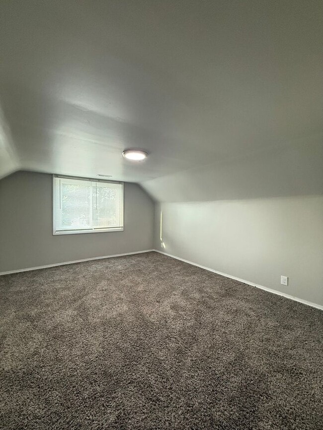 Building Photo - Spacious One Bedroom!