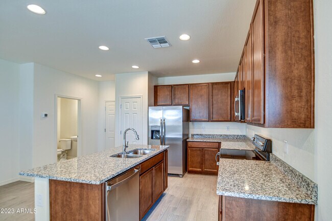 Building Photo - 1460 E Sparrow Dr