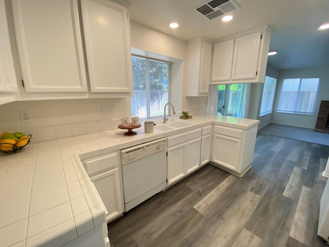 Building Photo - Advent - Beautiful & Bright Updated Home W...