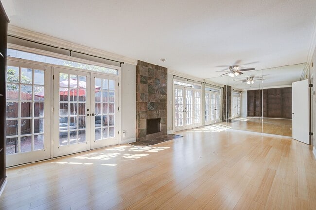 Modern Townhome 3 Bedrooms/2.5 Bathrooms - Modern Townhome  3 Bedrooms/2.5 Bathrooms