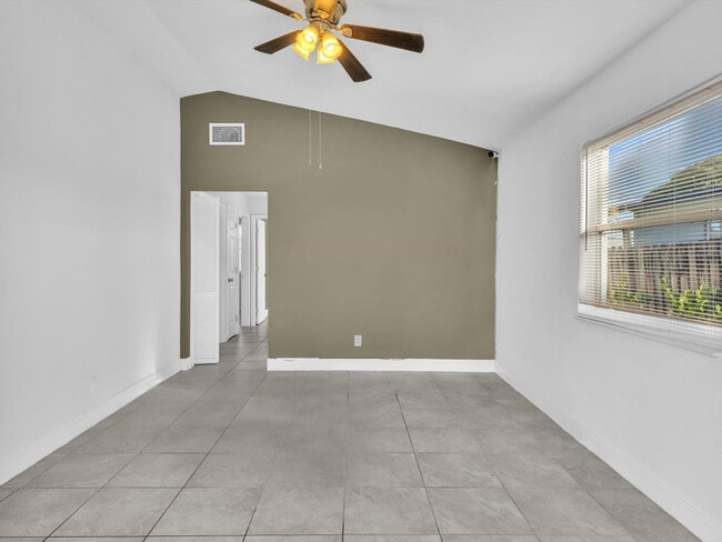 Building Photo - 525 NW 10th Ave