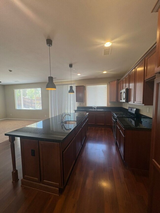 Foto del edificio - 4 bedroom 3 bath stunner in Sparks
